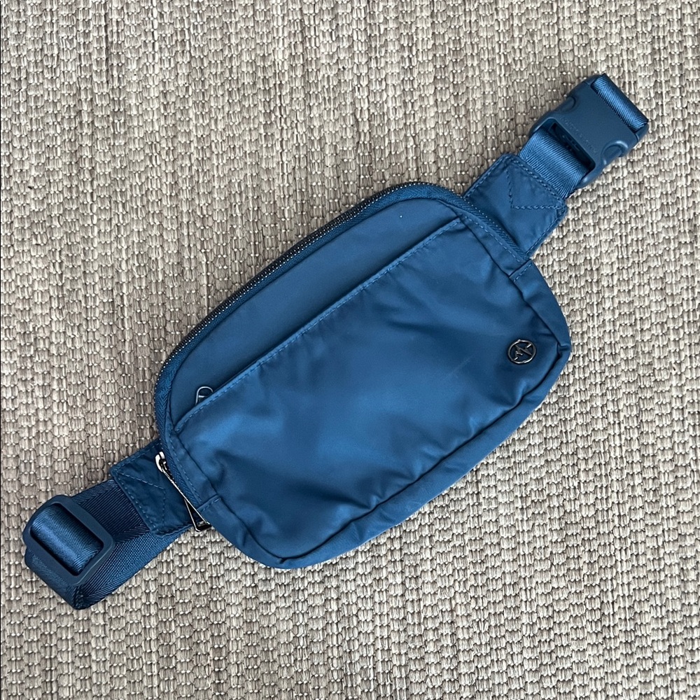 PANDER 5 Zipper Pocket Large Unisex Fanny Pack with Card Slots in Blue Perrenial
